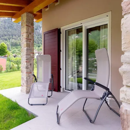 Villa Idyllic Next To The Beautiful Idro Crone